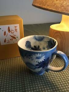工房ゆずりは　瀬戸焼　食器　マグカップ　藍彩白絵花　華やか　可愛い　素敵なマグカップ　陶器　手描き　花柄　　　　　　　　　B箱