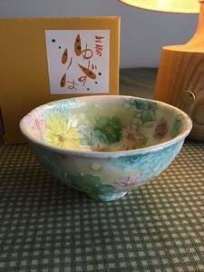 Art hand Auction Workshop Yuzuriha Seto Ware Reisschüssel Reisschüssel Geschirr Reisschüssel farbiges kleines Blumenmuster wunderschöne süße schöne Keramik handbemaltes Blumenmuster E-Box, Geschirr, Japanisches Geschirr, Reisschüssel