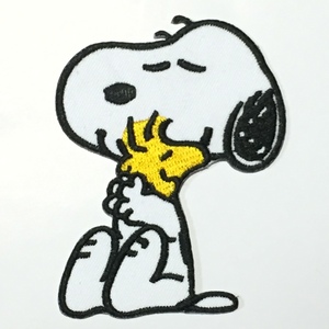 109　スヌーピー Snoopy　ウッドストックとハグ　アイロン ワッペン　大き目サイズ　ピーナッツ　リペア カスタム 刺繍ワッペン アメコミ