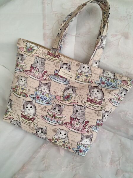 【値下げ】猫×ティーカップ柄トートバッグ ファスナーポケット付き 猫チェーン付き ベージュ