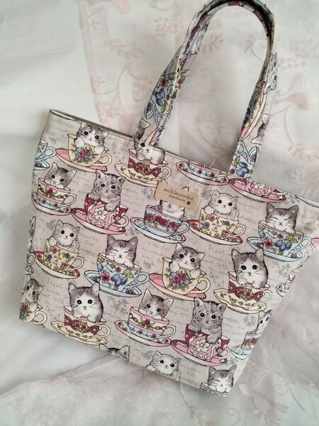 【値下げ】猫×ティーカップ柄トートバッグ ファスナーポケット付き 猫チェーン付き グレー