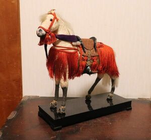 古いとても可愛い顔をした馬の人形 五月人形 日本人形 古い木箱付 ｎ523