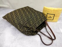 ●超美品●FENDI フェンディ●ズッカ柄●ナイロンキャンバス カーフ レザー 本革●巾着 ハンド バッグ●黒 ベージュ●SV金具●A4●Js41101_画像4