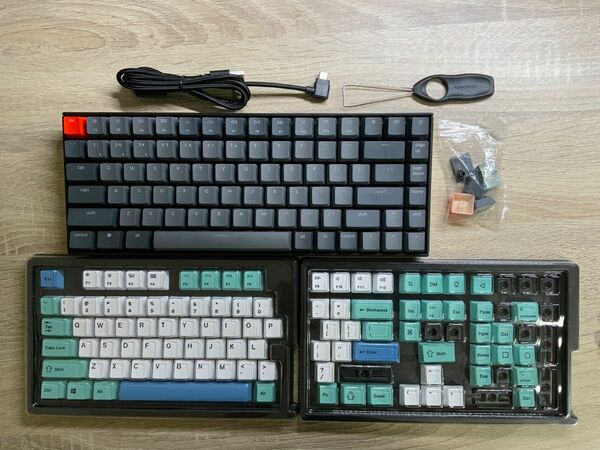 Keychron K2 赤軸 US配列 ホワイトバックライト (青白交換用純正キーキャップ付き)