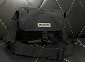 未使用 VAN JAC/ヴァンヂャケット ショルダーバッグ 肩掛け 斜め掛け ブラック ナイロン カメラバッグ アーチロゴ メンズ
