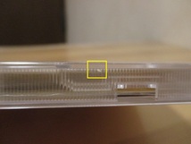 ケースの下部に欠けた白い傷が2個所有り