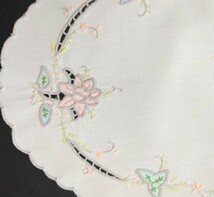 フランス　骨董市　ブロカント　コットン生地にピンク色の薔薇と小花の手刺繍　　カットワーク　スカラップ刺繍　　オーバル形ドイリー_画像7