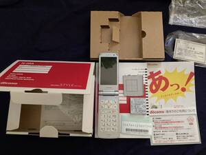 NTT Docomo ドコモ　STYLE series platinum Silver N-05A 2010.1 レア・希少 箱・バッテリー１個・充電器なし・取説　動作不明