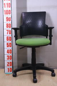 オフィスチェア 事務椅子 キャスター付き PLUS KD-W91SEL-BK YG 2011年製 中古現状品 油圧高さ調整可能 両腕置き付き■(F8181)