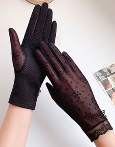 レディース UVカット日焼止め　刺繍花飾りレース手袋（B5）黒　あずき色２点セット