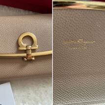 【極上美品】829 Ferragamo サルバトーレフェラガモ 2つ折り長財布_画像3