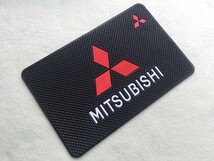 三菱 MITSUBISHI 車のダッシュボード粘着パッド 滑り止めパッド ブラック 車内アクセサリー 粘着性強い 車ロゴあり_画像1