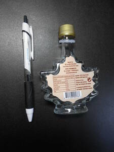 メイプルシロップのすてきな小ガラス瓶　カナダで購入　高さ約11.5cm幅2.5cm 120g