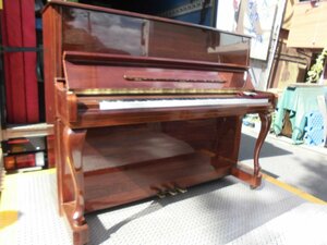 グラチァピアノ ウォルナット艶出し落ち着いたカラーです。高さ１２１cm中級のピアノです。