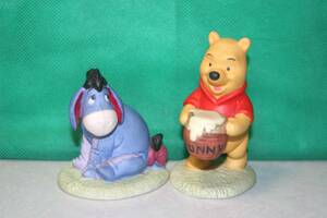 ディズニー はちみつを持った くまのプーさん & イーヨー 陶器製置物2個セット DISNY WINNIE THE POOH HUNNY フィギュア サンキョー Sankyo