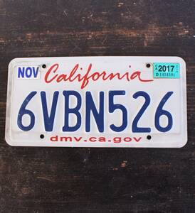 【クリックポスト 送料無料】* カリフォルニア ナンバープレート 2017年 ライセンスプレート カープレート CALIFORNIA 「6VBN526」 124