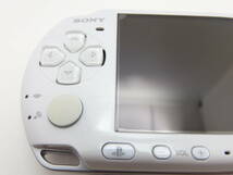 PSP-3000　新品に近い綺麗な美品　ホワイト　本体は、ほとんどキズ無し　アダプター2個付き　USBケーブルは、未使用　全12点セット_画像4