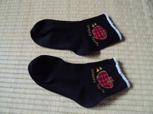 ＊数回使用名古屋購入ファッションアクセサリー小物雑貨黒リンゴ柄携帯靴下ソックス約16cm