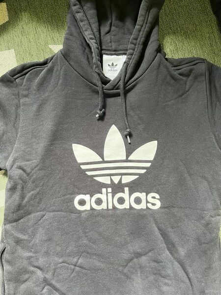 adidasのパーカー