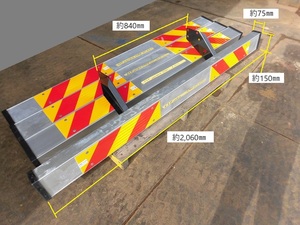 (727）中型(４トン)用　アルミリアバンパー(H3V)、ステー(ボルト付き)、反射板付き　新車外し(長期在庫)品