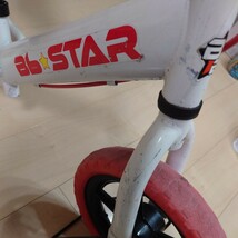 ストライダー ランニングバイク Bb☆STAR 白/赤 使用感あり スタンド付き_画像3