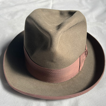 レア色! 50's DOBBS 58CM ホンブルグ HOMBURG カールドブリム ドブス NY USA ヴィンテージ ハット VINTAGE HAT レア オリーブ ブラウン 着_画像2