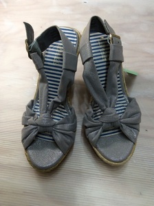 NUOVO gray lame entering sandals size S