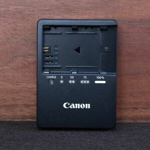 ☆新品級・完動☆CANON LC-E6 純正バッテリーチャージャー EOS R7の付属品☆送料無料・保証付☆E875の画像1