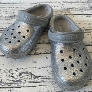 crocs　FAUX FUR サンダル　ボアサンダル　銀ラメ　J1　クロックス　