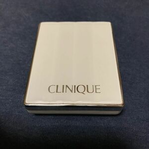 クリニーク　プリティ メークアップ コンパクト（パウダリーファンデーション用コンパクト）パウダーファンデ　ケース　CLINIQUE