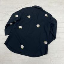 1196◎ 日本製 INGEBORG インゲボルグ トップス シャツ フルボタン 花柄 総柄 刺繍 カジュアル ブラック レディースS_画像2