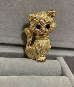 金の猫のブローチ　ゴールド　ねこ　3cm キラキラ スカーフピンに　洋服の前留めにも　カーディガンに　コレクション　動物　ネコ