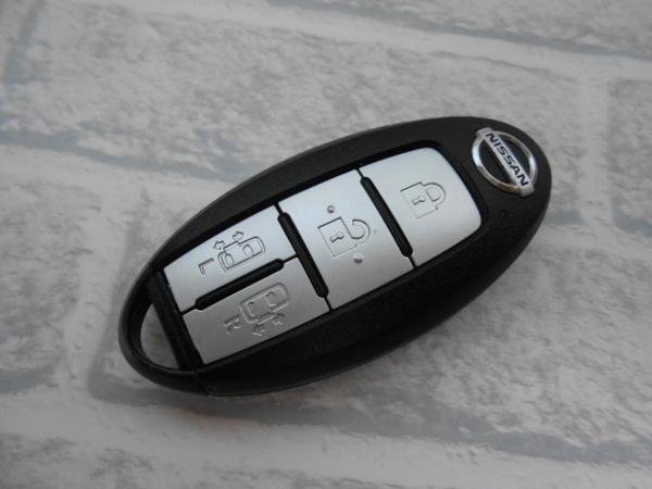 ☆送料無料/美品/日産純正/4ボタン/E53/C27など/ランプ点灯付/キーレス/スマートキー☆B2310-1-4
