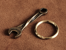 真鍮 キーホルダー（レンチ） スパナ おもちゃ ゴールド 金具 ワークウェア 工具 ツール チャーム ネックレス キーリング ブラス _画像2