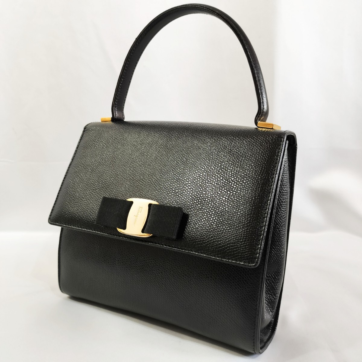 Salvatore Ferragamo サルヴァトーレ フェラガモ ヴァラ ショルダー