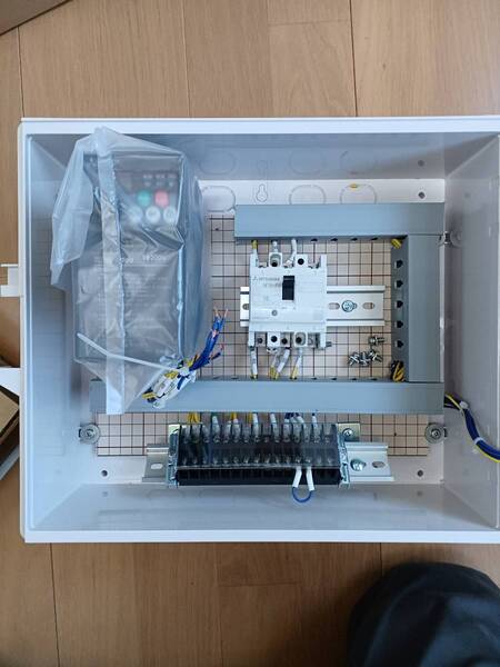 インバーターボックス 0.2KW 電源単相200V