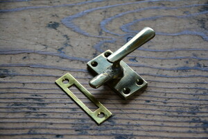 NO.7036 古い真鍮鋳物のNラッチ 44mm 検索用語→A50gアンティークビンテージ古道具真鍮金物鍵錠扉ドア窓ガラスケース