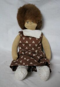 フランス ヴィンテージ 古い布製のお人形 ふわふわヘアのお人形 茶色のワンピース レースの靴下