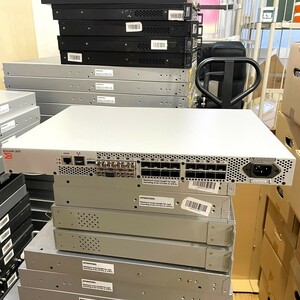 62【通電OK】Brocade 300 JP-310-B-0008 FC ファイバー チャネル スイッチ USBポート SAN イーサネット ブロケード ネットワーク