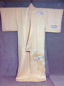 QM371 和装 絹素材 薄橙色 着物 /花の図扇柄 地模様 紗綾型