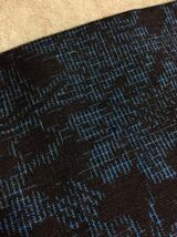 QM385《未使用》和装 絹素材 青色に黒色の花文様 着物 /仕付け糸付き_画像6