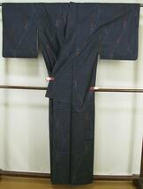 す184　正絹　大島紬　着物　創作的な柄　紺地　身丈158ｃｍ_画像6