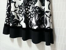 M'S GRACY　エムズグレイシー　40サイズ　白黒　花柄　フレアースカート　部分ベロア　美品！最安送料１８５円_画像4