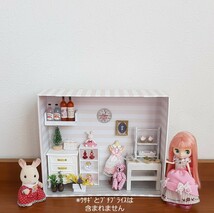 ハンドメイド ミニチュア ドールハウス風 箱 小さな雑貨屋さん ミニドールの撮影背景にもぴったり インテリア_画像1