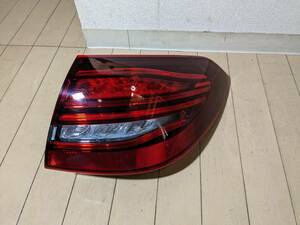 ベンツ W205 Cクラス 後期 ワゴン 純正 テールランプ 右 中古品 2059064505 テールライト LED ブレーキランプ ライト 外側