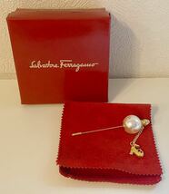 MW1013◆ サルバトーレ フェラガモ Salvatore Ferragamo 金属素材×フェイクパール ゴールド×白色 ヒール アクセサリー ピンブローチ_画像1