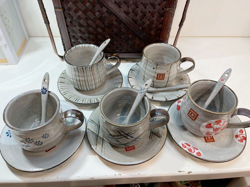 Aito handbemalte Tasse, Untertasse, und Löffel 5er Set mit Korb, Teeutensilien, Tasse und Untertasse, Kaffee, Sowohl für Tee als auch für Tee