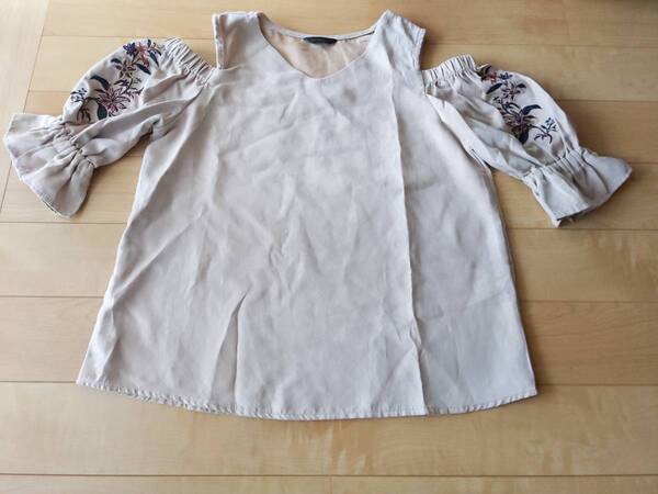 即決●送料無料!かわいい! フリル そで/肩開きショルダーカット【 ★カットソー/ハーフ袖 ★SPINKLE 】M ■おしゃれな刺繍