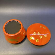 T 茶道具 棗 塗師 千穂造　【井伊大老好　桜に雉子蒔絵 朱薬器】サイズ:直径 8cm、高さ5.5cm 共箱あり_画像7