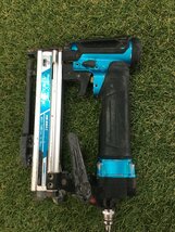 【中古品】　マキタ(Makita) 10ミリ高圧エアタッカ(青) AT1025HEM / IT8SG8EF5QQH_画像1